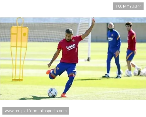 巴萨右路快速传导，拉菲尼亚弧顶推射建功